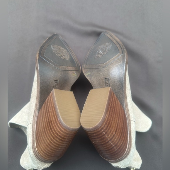 NWOB Vince Camuto Bibestie Bootie size 9
Color: Beige Suede? - Picture 8 of 9